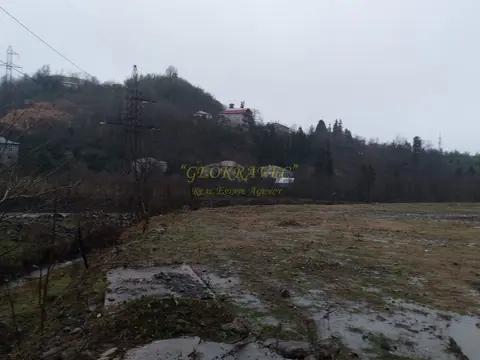 Земельный участок на берегу реки в тихом районе с видом на горы. - სურათი 1
