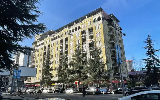 Завершенный новый восьмиэтажный жилой дом в центре Батуми.