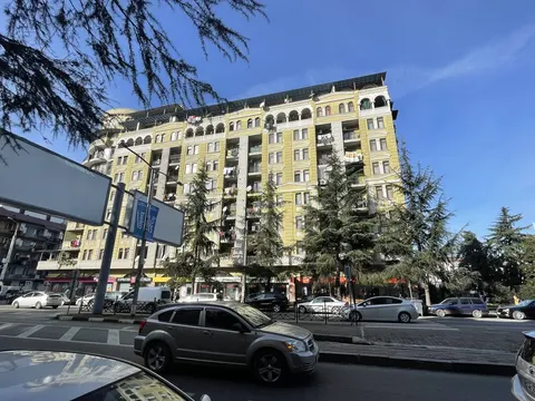 Завершенный новый восьмиэтажный жилой дом в центре Батуми.