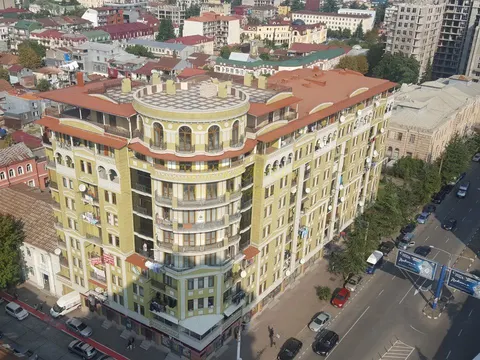 Завершенный новый восьмиэтажный жилой дом в центре Батуми.