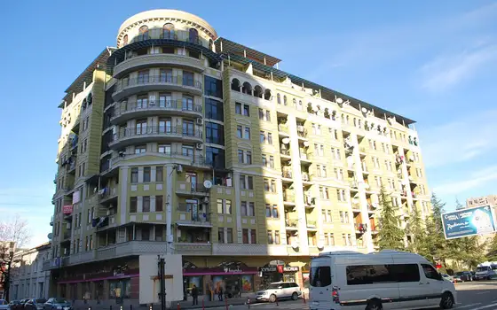 Завершенный новый восьмиэтажный жилой дом в центре Батуми.