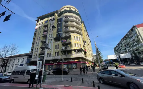 Завершенный новый восьмиэтажный жилой дом в центре Батуми.