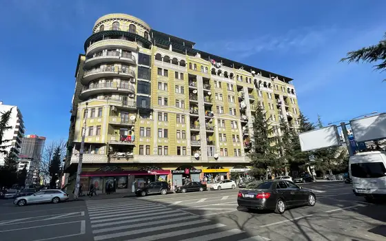 Завершенный новый восьмиэтажный жилой дом в центре Батуми.