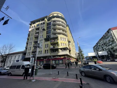 Завершенный новый восьмиэтажный жилой дом в центре Батуми.