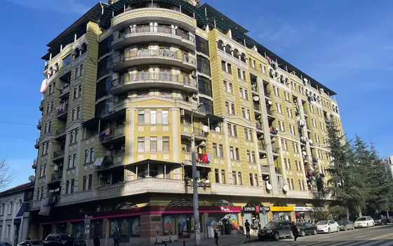 Завершенный новый восьмиэтажный жилой дом в центре Батуми.