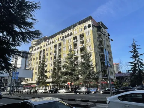 Завершенный новый восьмиэтажный жилой дом в центре Батуми.