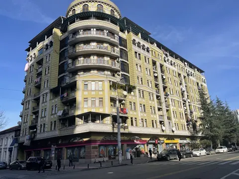 Завершенный новый восьмиэтажный жилой дом в центре Батуми.