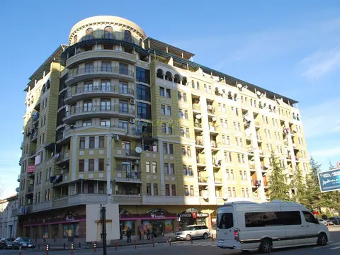 Завершенный новый восьмиэтажный жилой дом в центре Батуми.