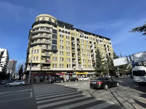 Завершенный новый восьмиэтажный жилой дом в центре Батуми.