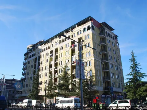 Завершенный новый восьмиэтажный жилой дом в центре Батуми.