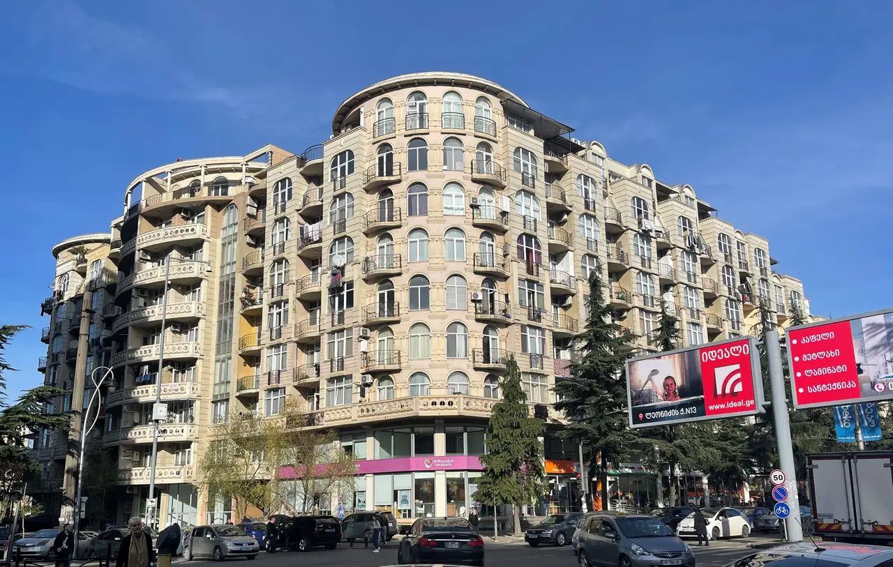 Новый жилой дом у кафедрального сабора в Батуми. Квартиры на улице Чавчавадзе.