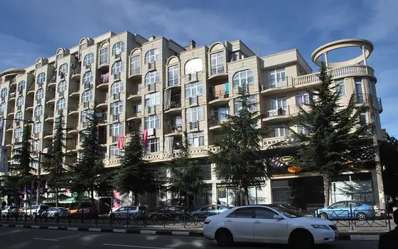 Новый жилой дом у кафедрального сабора в Батуми. Квартиры на улице Чавчавадзе.