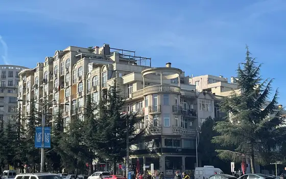 Новый жилой дом у кафедрального сабора в Батуми. Квартиры на улице Чавчавадзе.