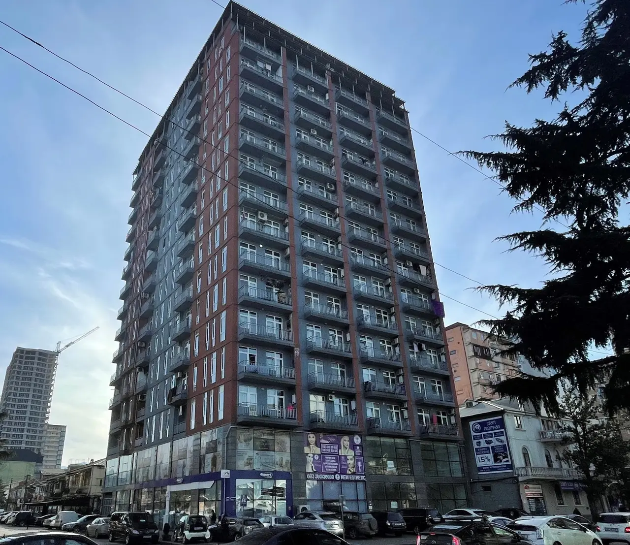 Новый 17 этажный жилой дом в центре города с видом на горы и на город Батуми. Квартиры в новом доме. Грузия.