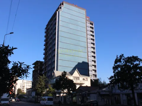 Новый 17 этажный жилой дом в центре города с видом на горы и на город Батуми. Квартиры в новом доме. Грузия.