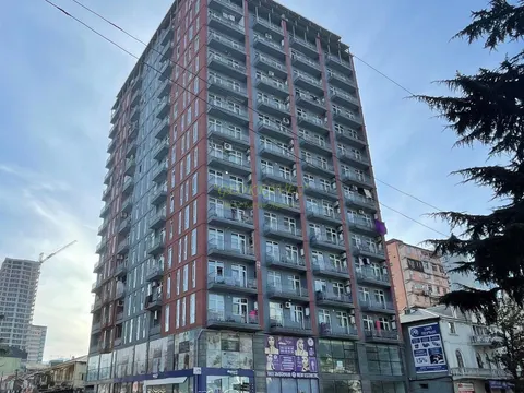 Новый 17 этажный жилой дом в центре города с видом на горы и на город Батуми. Квартиры в новом доме. Грузия.