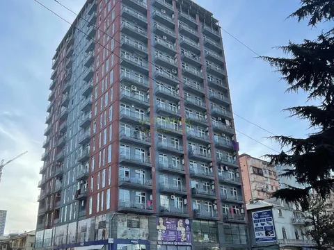 Новый 17 этажный жилой дом в центре города с видом на горы и на город Батуми. Квартиры в новом доме. Грузия.