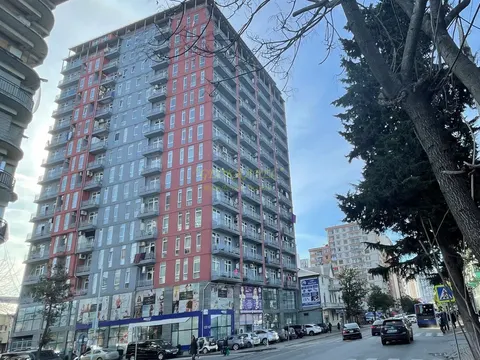 Новый 17 этажный жилой дом в центре города с видом на горы и на город Батуми. Квартиры в новом доме. Грузия.