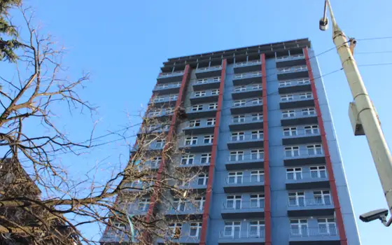 Новый 17 этажный жилой дом в центре города с видом на горы и на город Батуми. Квартиры в новом доме. Грузия.