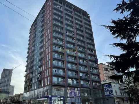 Новый 17 этажный жилой дом в центре города с видом на горы и на город Батуми. Квартиры в новом доме. Грузия.