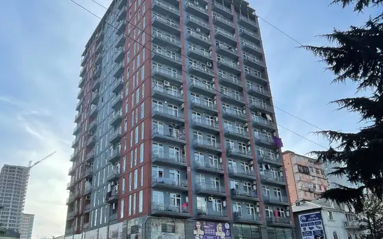 Новый 17 этажный жилой дом в центре города с видом на горы и на город Батуми. Квартиры в новом доме. Грузия.