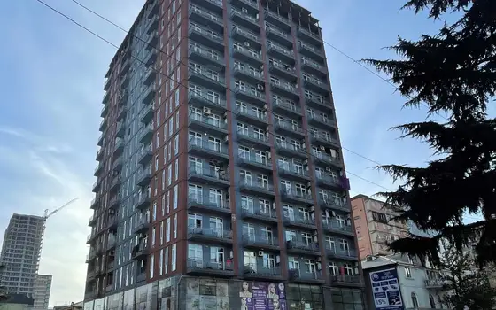 Новый 17 этажный жилой дом в центре города с видом на горы и на город Батуми. Квартиры в новом доме. Грузия.