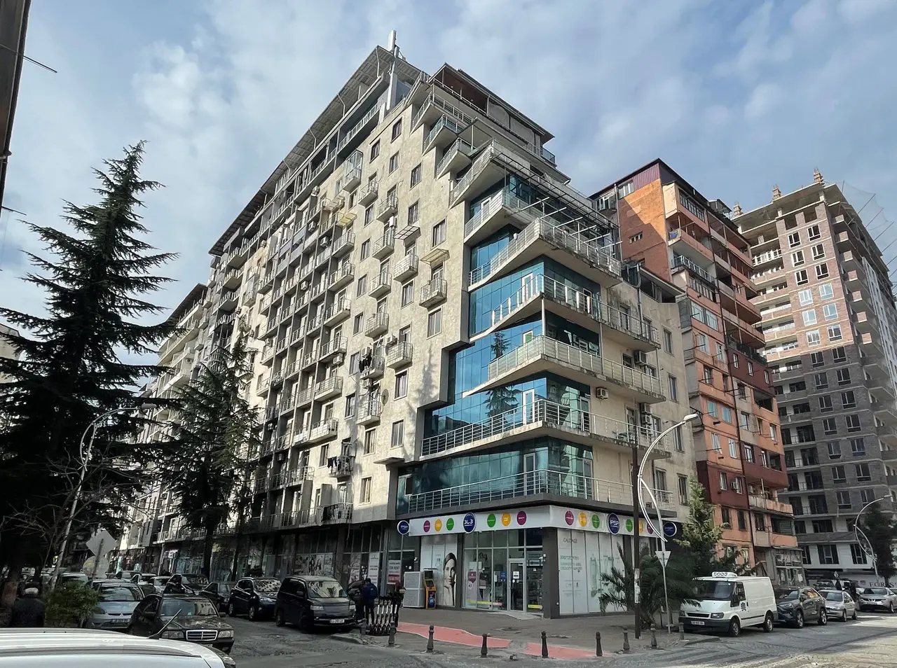 Завершенный дом у парка 6 мая. Квартиры в центре города Батуми.