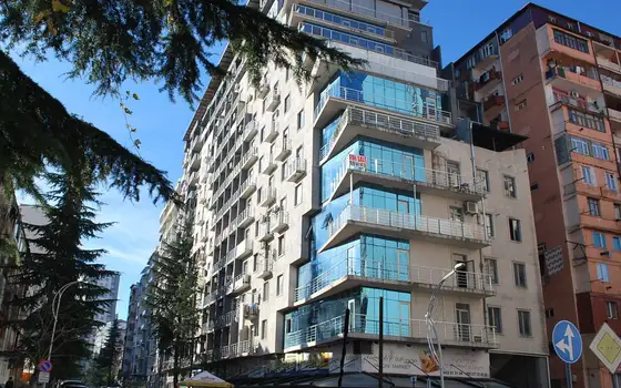 Завершенный дом у парка 6 мая. Квартиры в центре города Батуми.