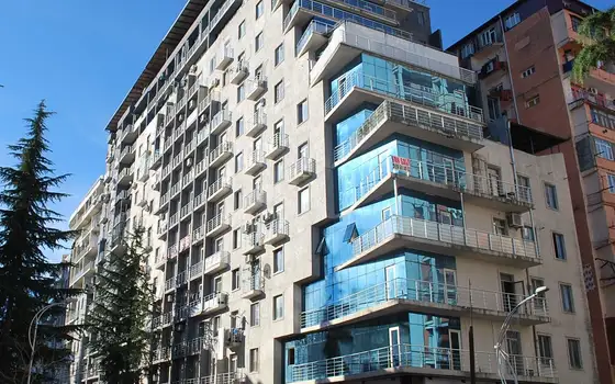 Завершенный дом у парка 6 мая. Квартиры в центре города Батуми.