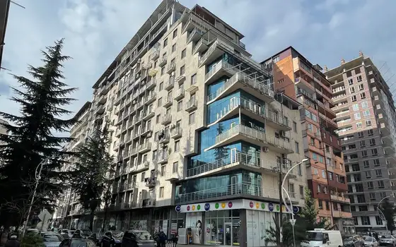 Завершенный дом у парка 6 мая. Квартиры в центре города Батуми.