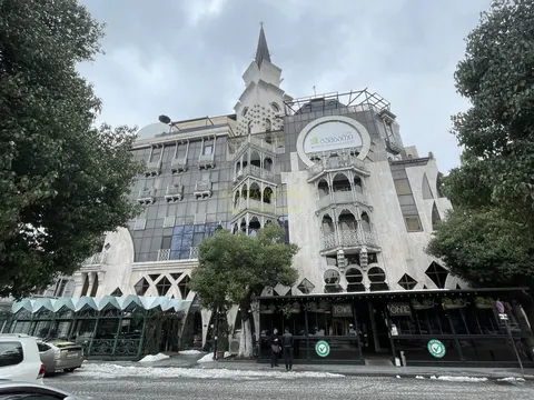Новый 6 этажный жилой дом в центре старого Батуми. Квартиры у центрального приморского бульвара.