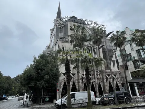 Новый 6 этажный жилой дом в центре старого Батуми. Квартиры у центрального приморского бульвара.