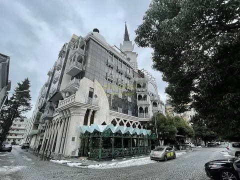 Новый 6 этажный жилой дом в центре старого Батуми. Квартиры у центрального приморского бульвара.