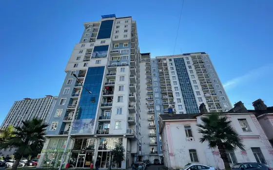 Новый дом у моря. Квартиры с видом на море и на город Батуми.