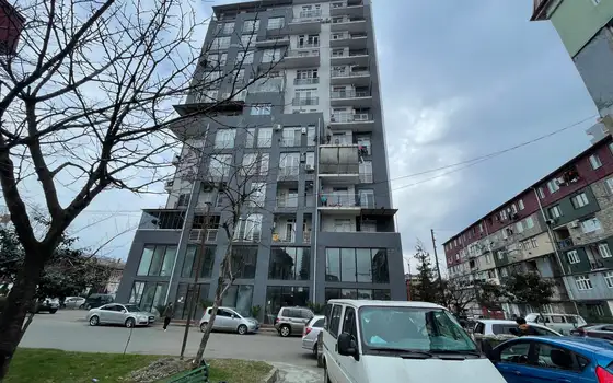 Новый жилой дом в тихом районе Батуми. Квартиры с видом на горы.