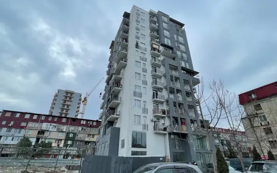 Новый жилой дом в тихом районе Батуми. Квартиры с видом на горы.
