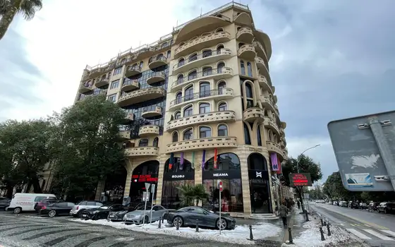 Новый жилой дом в центре старого Батуми. Квартиры на ул. Горгиладзе в городе Батуми.