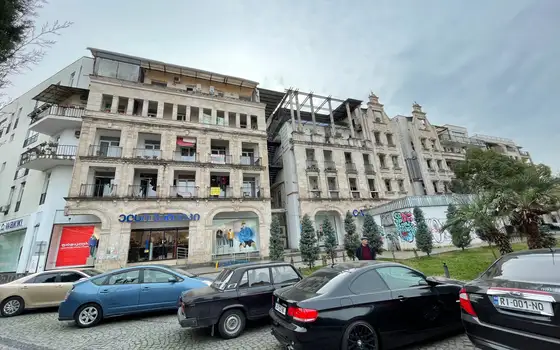 Новый дом у канатной дороги в старом Батуми. Квартиры в центре города.