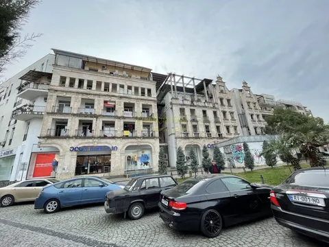 Новый дом у канатной дороги в старом Батуми. Квартиры в центре города.