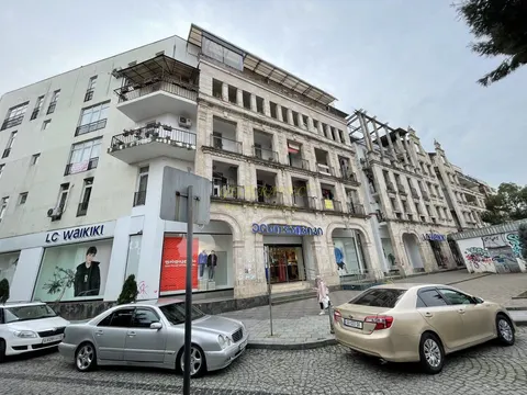 Новый дом у канатной дороги в старом Батуми. Квартиры в центре города.
