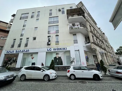 Новый дом у канатной дороги в старом Батуми. Квартиры в центре города.