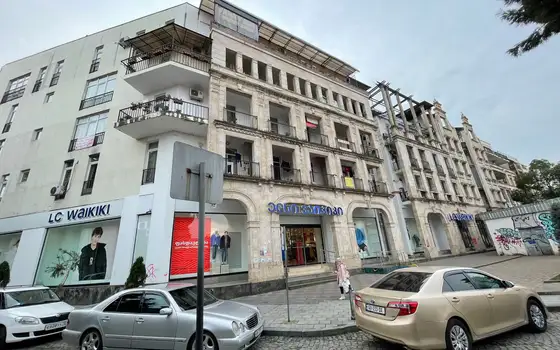 Новый дом у канатной дороги в старом Батуми. Квартиры в центре города.