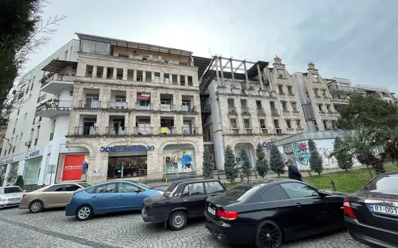 Новый дом у канатной дороги в старом Батуми. Квартиры в центре города.