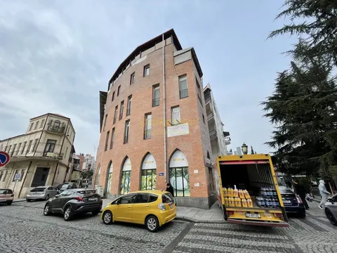 Новый дом у канатной дороги в старом Батуми. Квартиры в центре города.