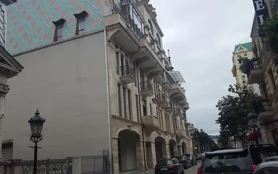 Новый жилой дом в центре города Батуми на площадь Европы. Квартиры у статуй Золотое руно с видом на город.
