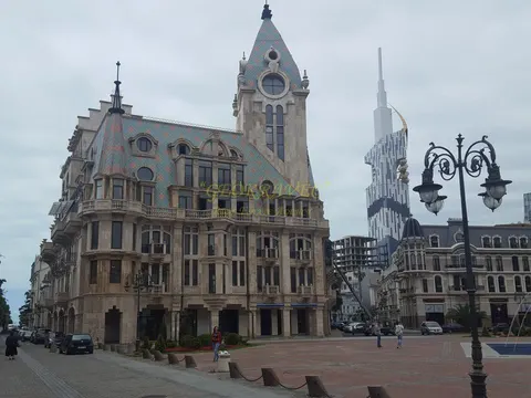 Новый жилой дом в центре города Батуми на площадь Европы. Квартиры у статуй Золотое руно с видом на город.