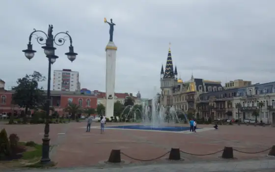 Новый жилой дом в центре города Батуми на площадь Европы. Квартиры у статуй Золотое руно с видом на город.