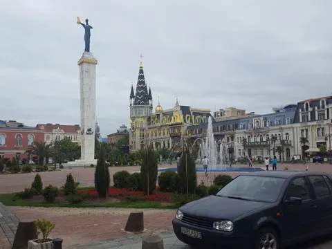 Новый жилой дом в центре города Батуми на площадь Европы. Квартиры у статуй Золотое руно с видом на город.