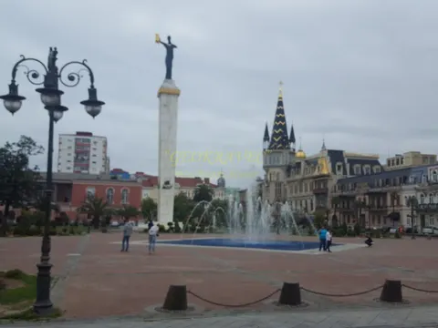 Новый жилой дом в центре города Батуми на площадь Европы. Квартиры у статуй Золотое руно с видом на город.