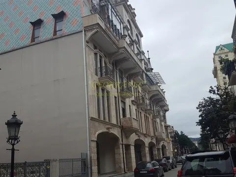 Новый жилой дом в центре города Батуми на площадь Европы. Квартиры у статуй Золотое руно с видом на город.